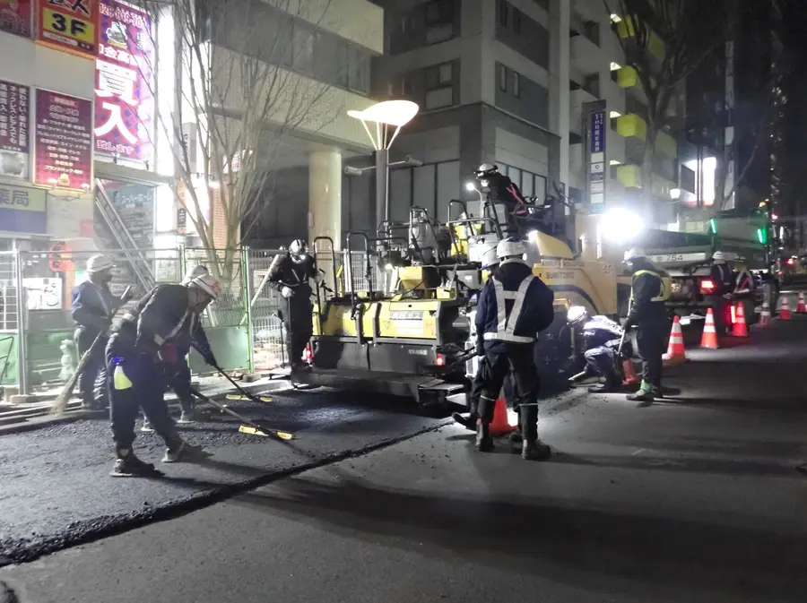 夜間の舗装工事