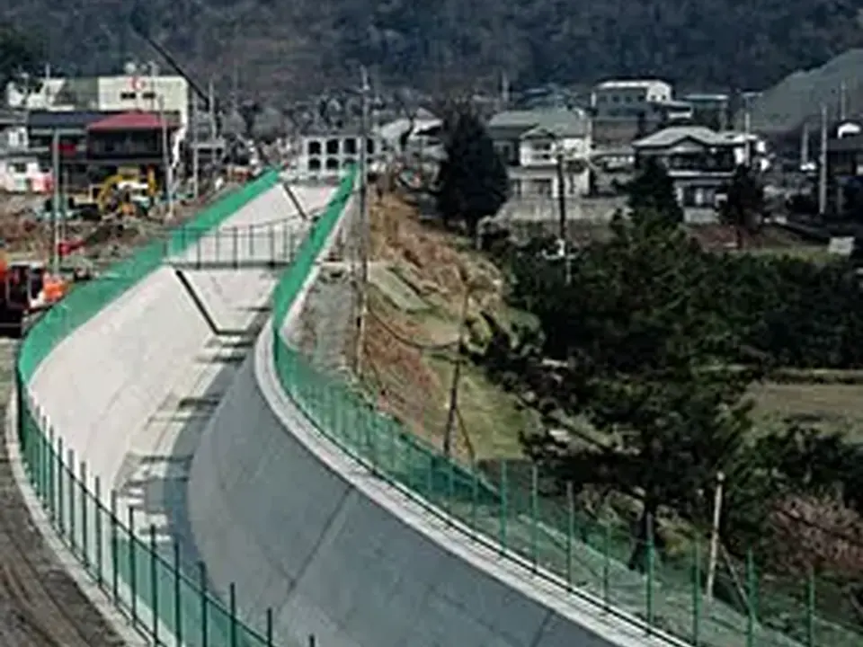 内山発電所水路改良工事